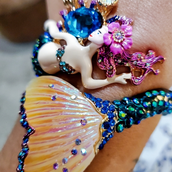 Nwt Betsey Johnson Beautiful mermaid Gold tone bracelet - Picture 14 of 16